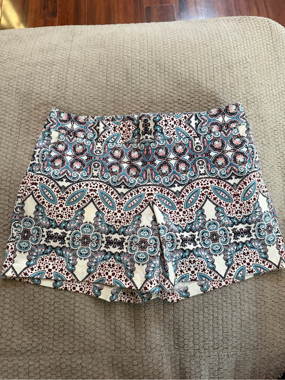 Express Printed Shorts in Cream, Teal & Black - size 2
